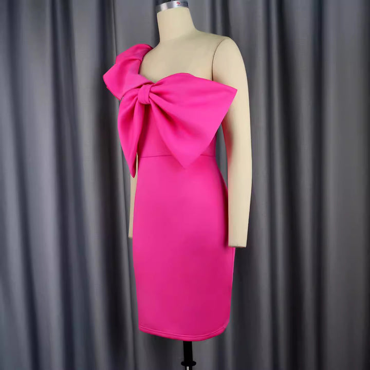 Damen figurbetontes Kleid mit einem großzügigen Schleifendetail Echo Archiv