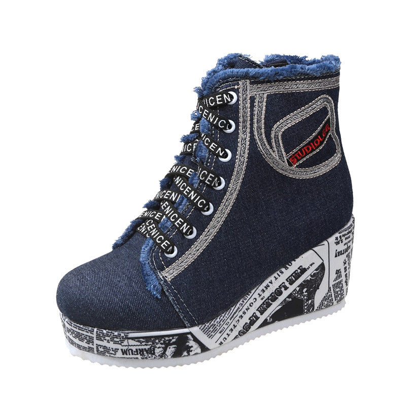 Damen nan Denim-Keilstiefelette mit Plateausohle im Zeitungsprint, Fransenabschluss und seitlichem Reißverschluss Echo Archiv