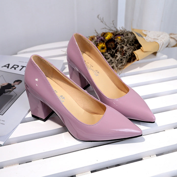 Damen Elegante Lack‑Pumps mit spitzer Kappe, gepolstertem Komfortfußbett und mittelhohem Blockabsatz – Lioré