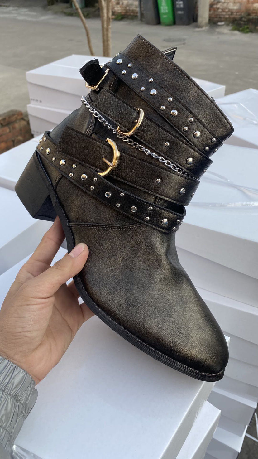Damen nan knöchelhohe Biker-Stiefelette mit mehreren Nietenriemen, dekorativen Ketten und verstellbaren Schnallen Echo Archiv