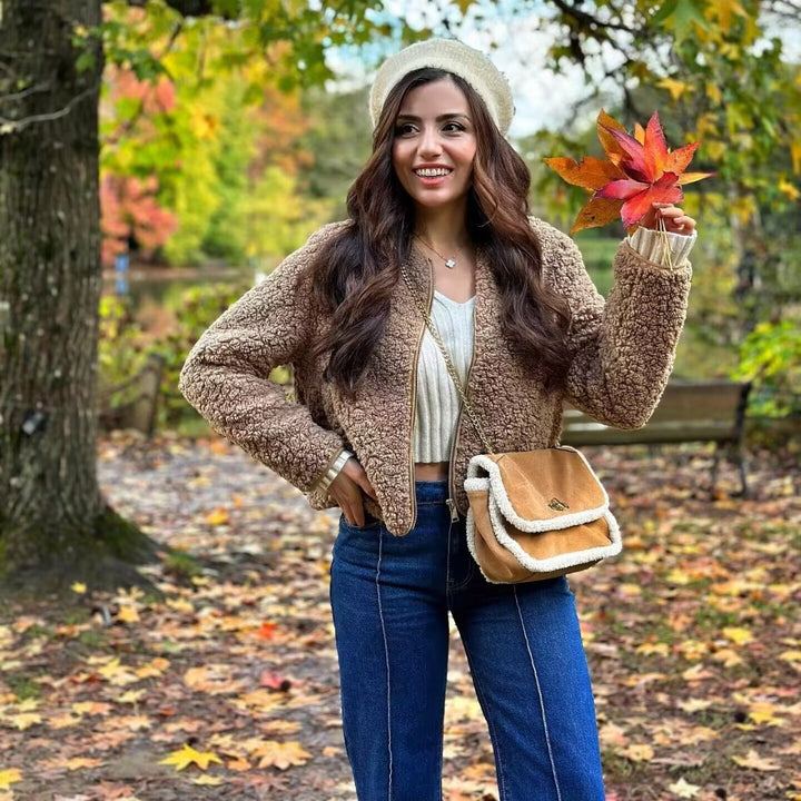 Damen kurzes Teddy-Fleece-Blouson mit Rundhals, durchgehendem Reißverschluss und nahtfeinen Eingrifftaschen – Célinea