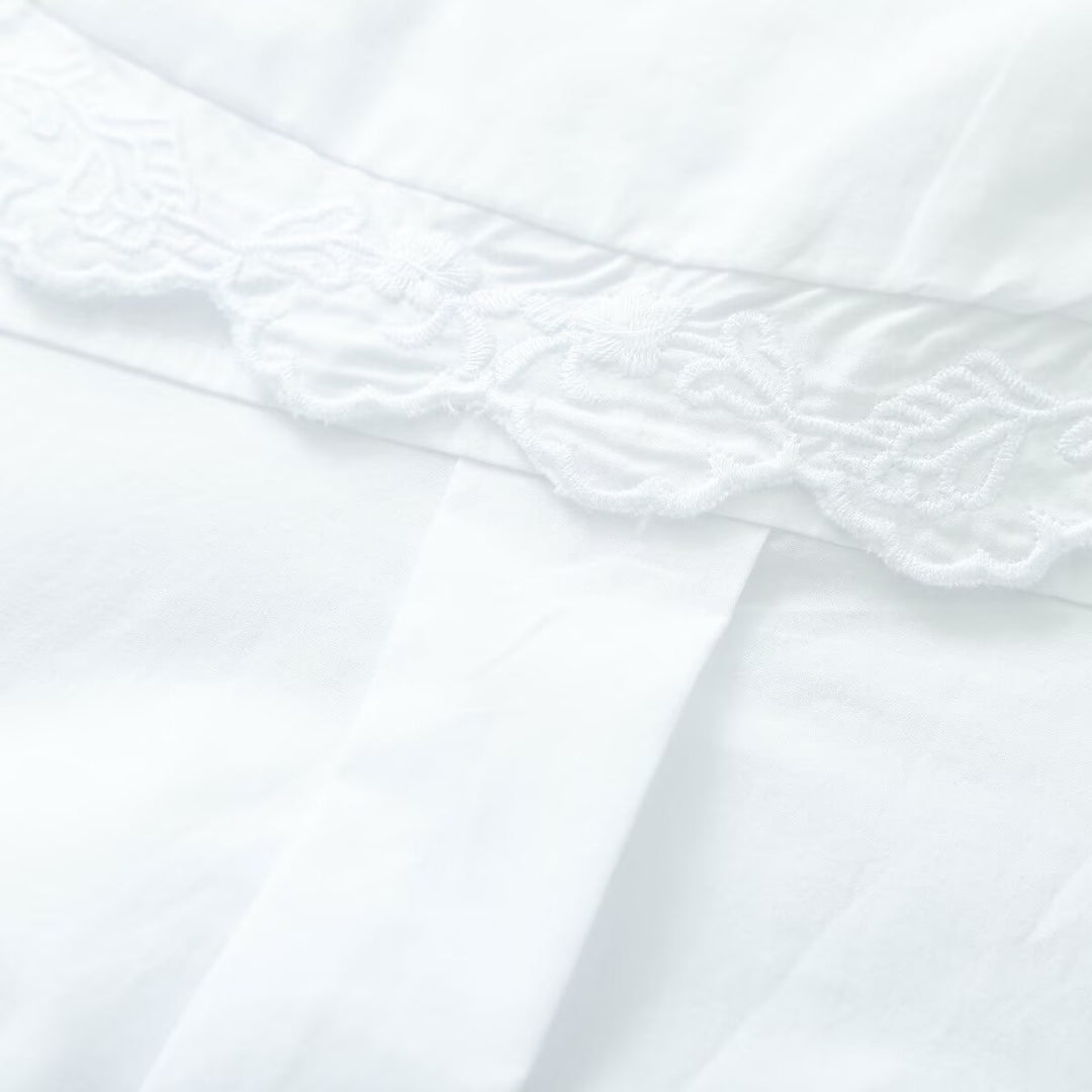 Damen Bluse mit übergroßem besticktem Bubikragen und Bindeschleife Echoarchiv