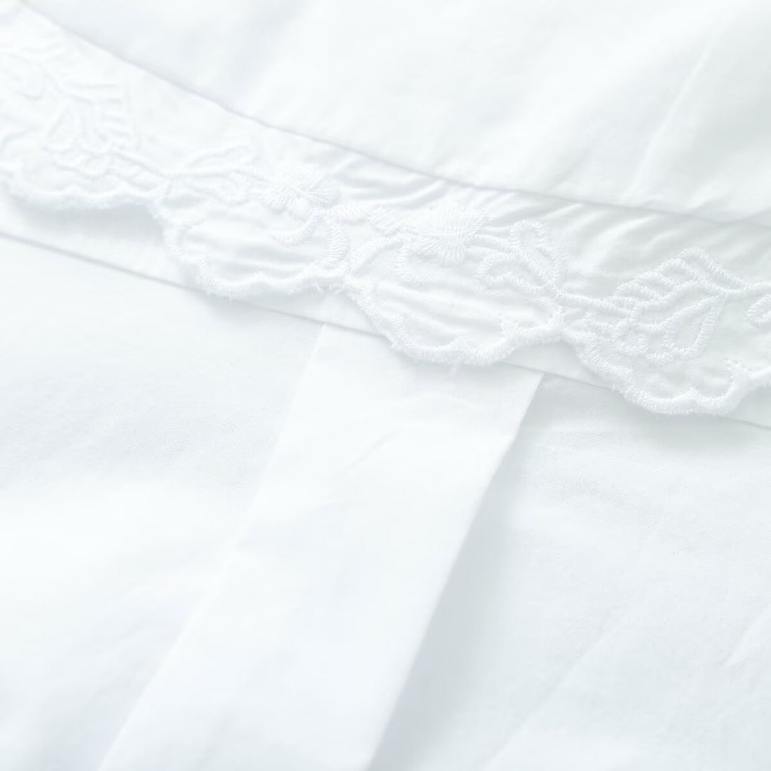 Damen Bluse mit übergroßem besticktem Bubikragen und Bindeschleife Echoarchiv