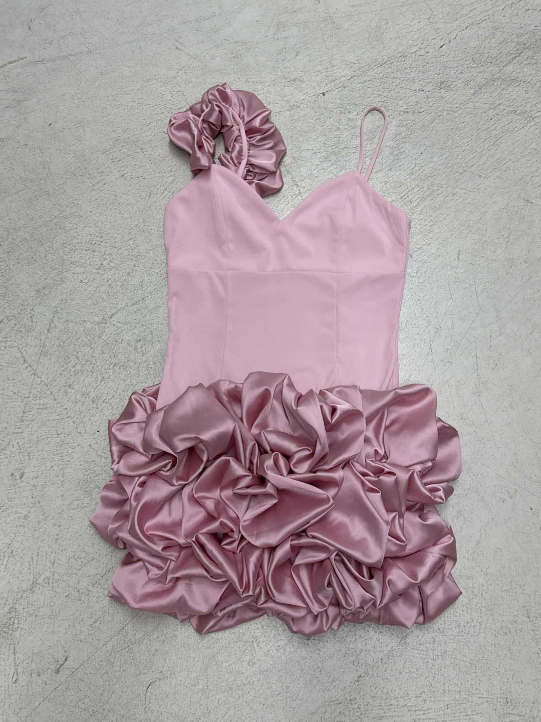 Damen Minikleid mit voluminösen Rüschendetails und einseitigen Träger Echo Archiv