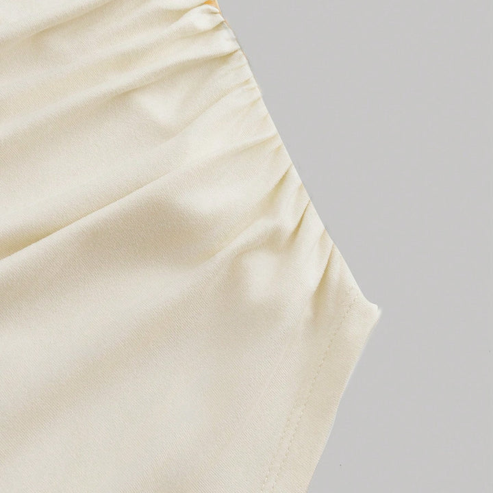 Damen Figurbetontes Langarmshirt mit Carmenausschnitt, gerafftem Rumpf und Trompetenärmeln – Avérine