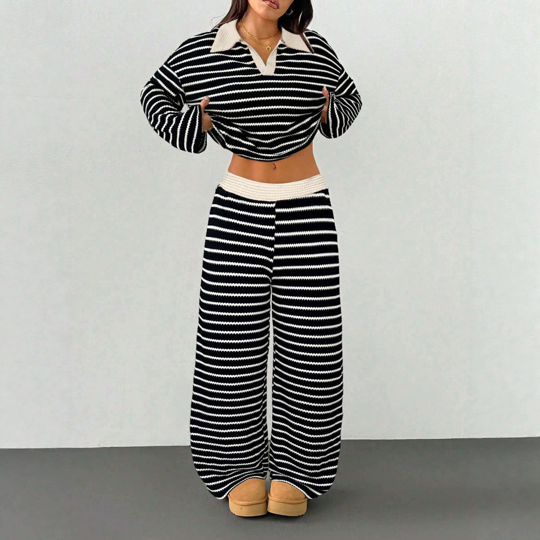 Damen Gestricktes Loungewear-Set mit Polo‑V‑Ausschnitt, Glockenärmeln und weitem, hochgeschnittenem Hosenbein Echo Archiv