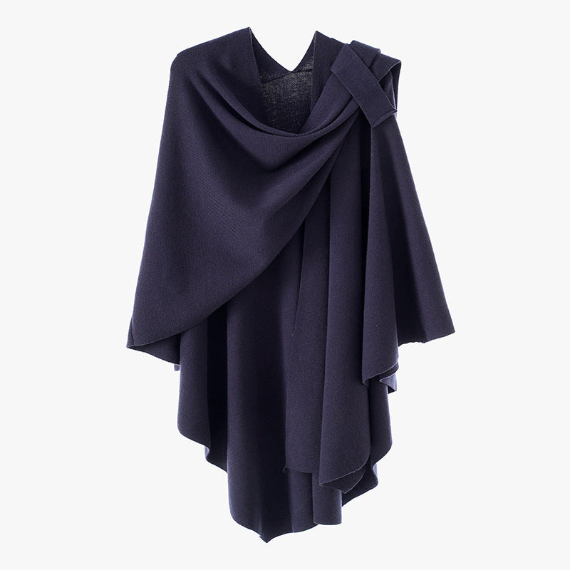 Damen Kapuzenponcho aus Feinstrick mit asymmetrischem Saum – Avérine