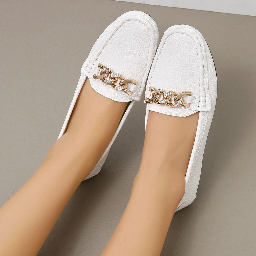 Damen Flexibler Mokassin‑Slipper mit gepolstertem Komfortfußbett und dekorativer Metallkette – Lioré