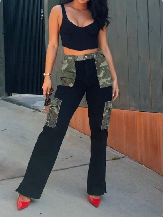 Damen High-Waist Utility-Jeans mit Camouflage-Paneelen und aufgesetzten Cargotaschen Echo Archiv