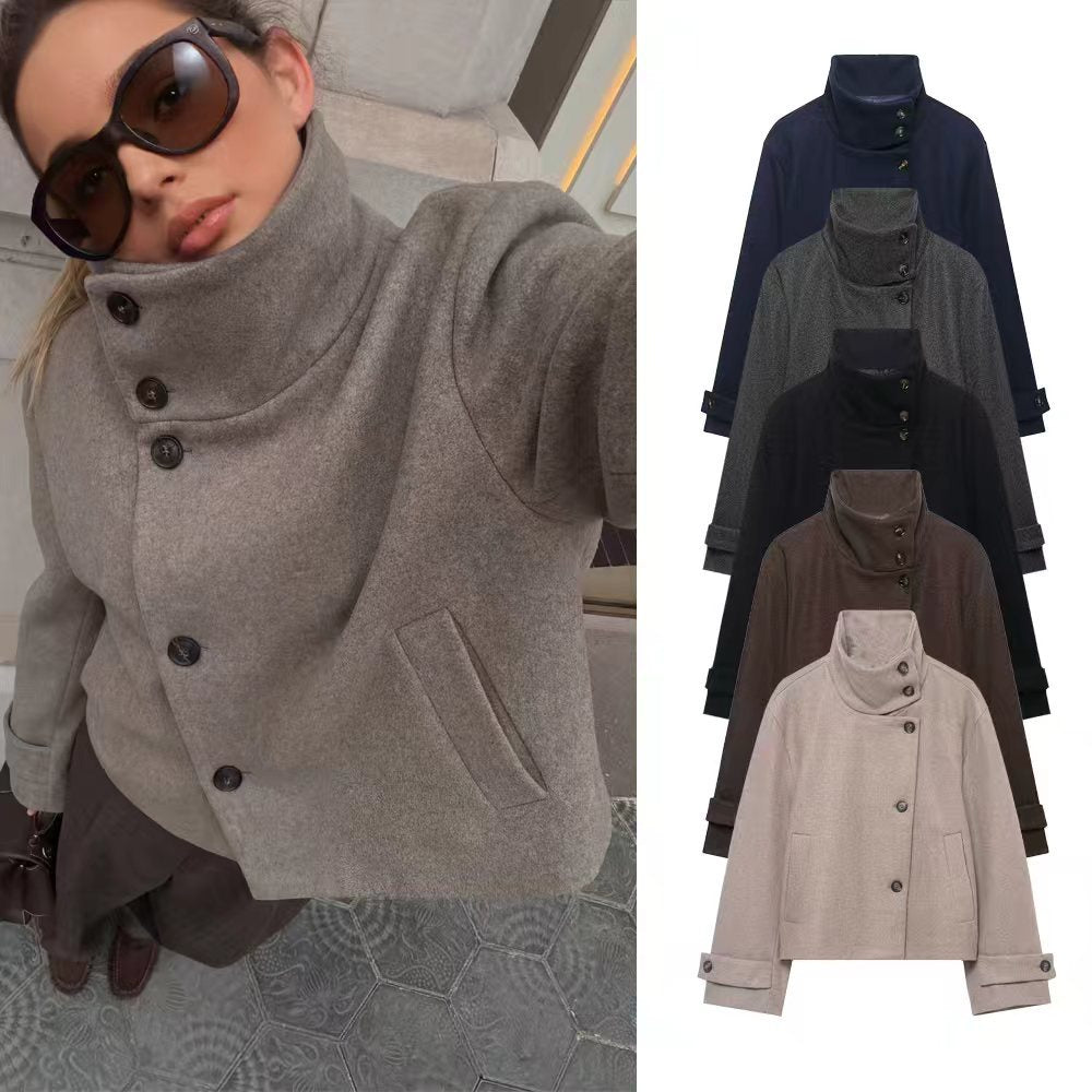 Damen Cropped Wollmix-Kurzjacke mit hohem Stehkragen, asymmetrischer Knopfleiste und Krempelmanschetten Echoarchiv