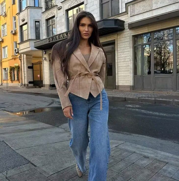 Damen Wildleder‑Wickeljacke mit Taillengürtel und strukturierten Schulterdetails Echo Archiv