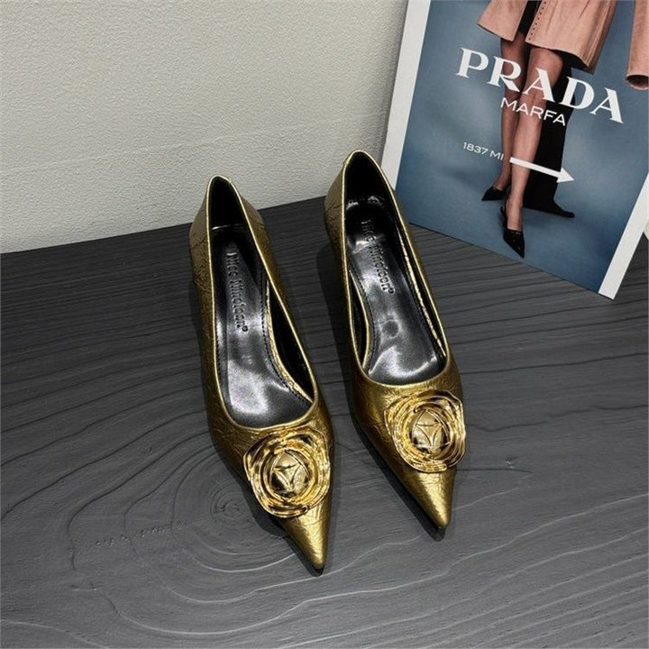 Damen Spitz zulaufende Pumps mit Metallic-Optik und Rosetten-Applikation – Lioré