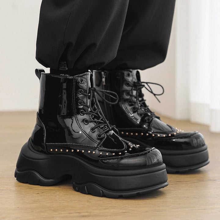 Damen Plateau-Boots mit Lackfinish, Schnürung und Nietenbesatz – Lioré