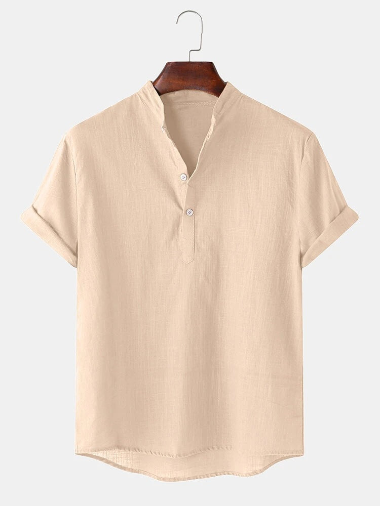 Herren Kurzarmhemd mit innovativem Henley-Ausschnitt und fließendem Material Echoarchiv
