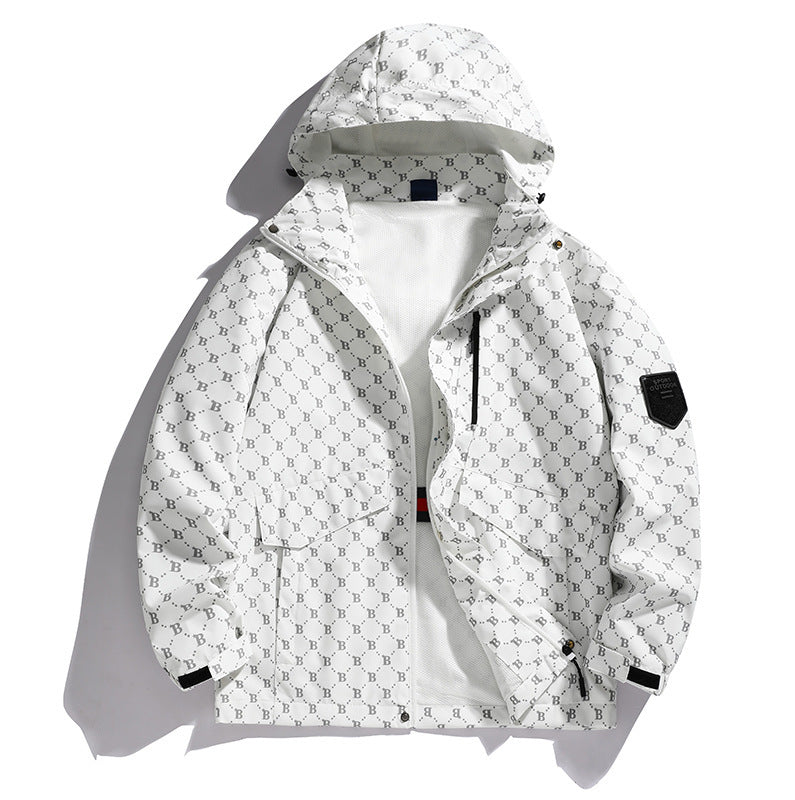 Herren Kapuzen-Softshelljacke mit Allover‑Monogramm, atmungsaktivem Meshfutter und Reißverschlusstaschen – Taviero