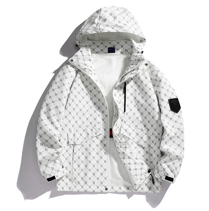 Herren Kapuzen-Softshelljacke mit Allover‑Monogramm, atmungsaktivem Meshfutter und Reißverschlusstaschen – Taviero