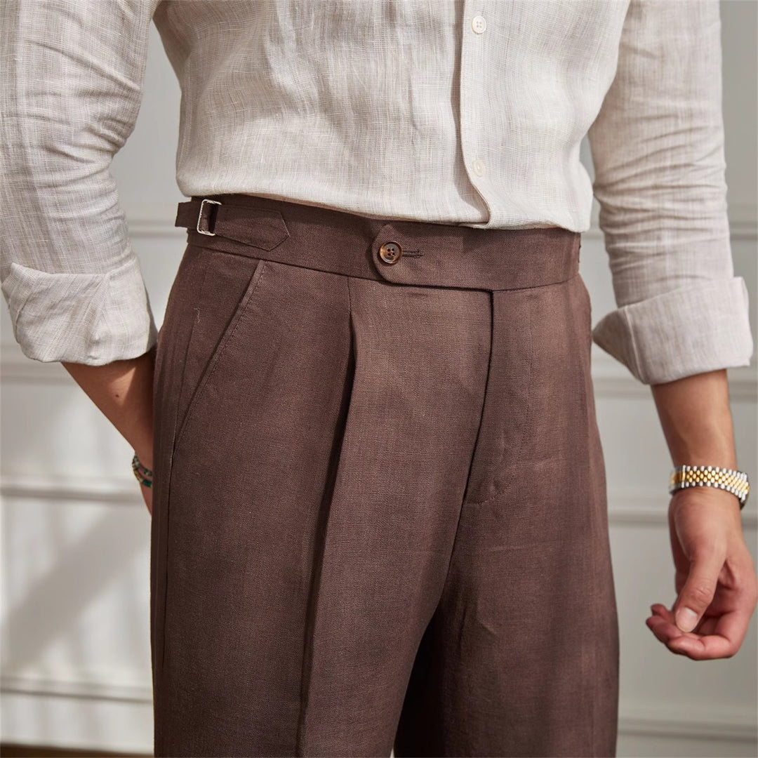 Herren Leinenhose mit hoher Taille, Bundfalten und verstellbarem Seitenriegel Echoarchiv