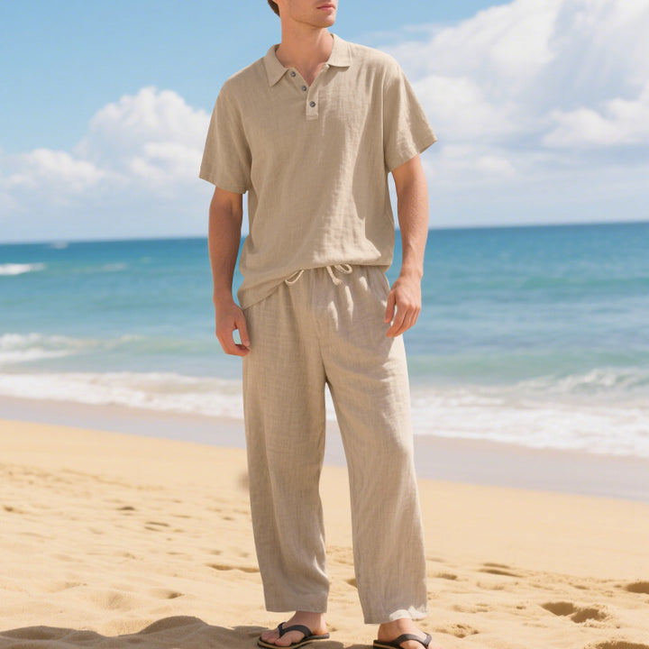 Herren lässiges Sommer-Outfit mit hochwertigem kurzärmligem Polo und bequemen Leinen-Hosen Echoarchiv