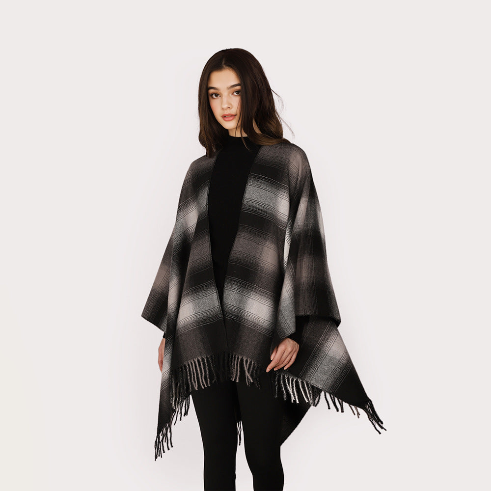 Damen Oversize Wollmix‑Ponchocape mit Ombre‑Karomuster und Fransensaum – Avérine
