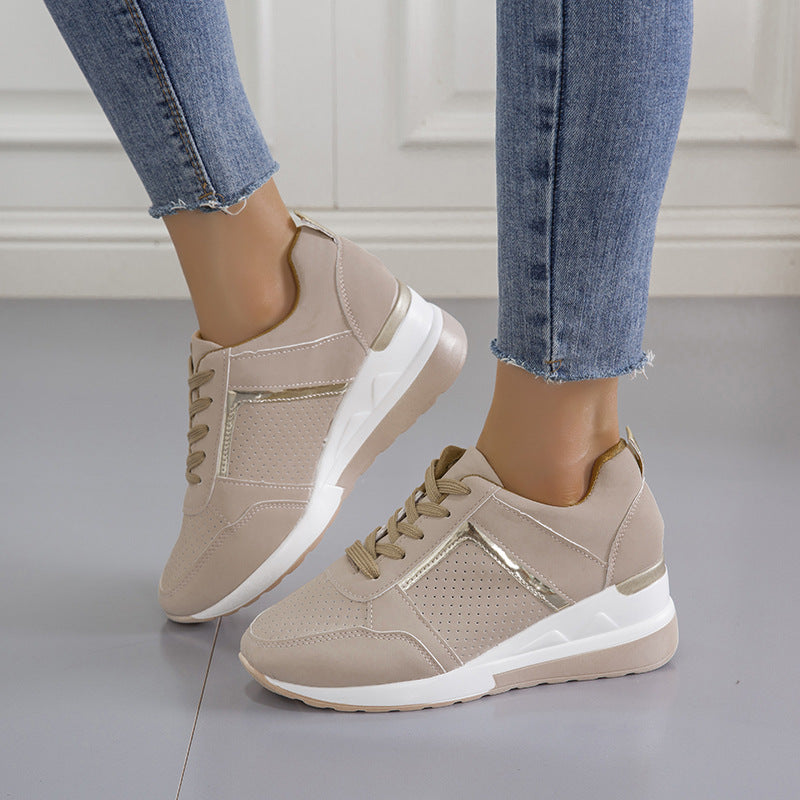 Damen Keil-Sneaker mit perforiertem Obermaterial, gepolstertem Fußbett und dezentem Metallic-Detail – Névara