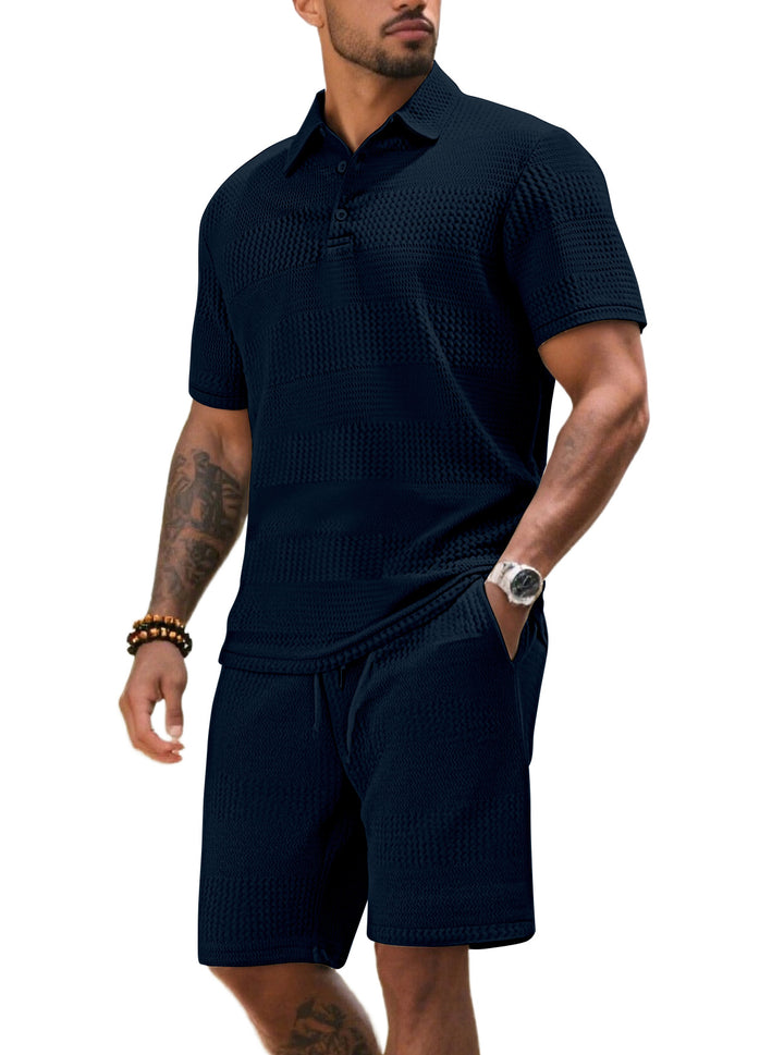 Herren Freizeitanzug mit strukturiertem Poloshirt und kurzen Hosen Echoarchiv