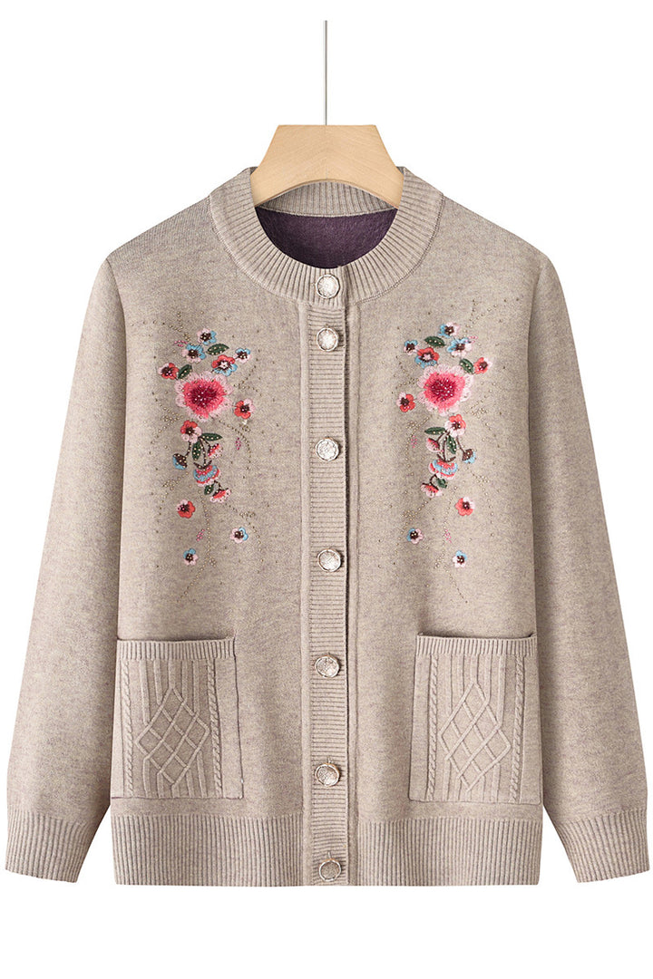 Damen bestickte Strickjacke mit Rundhalsausschnitt, Zierknopfleiste und aufgesetzten Taschen – Veloura