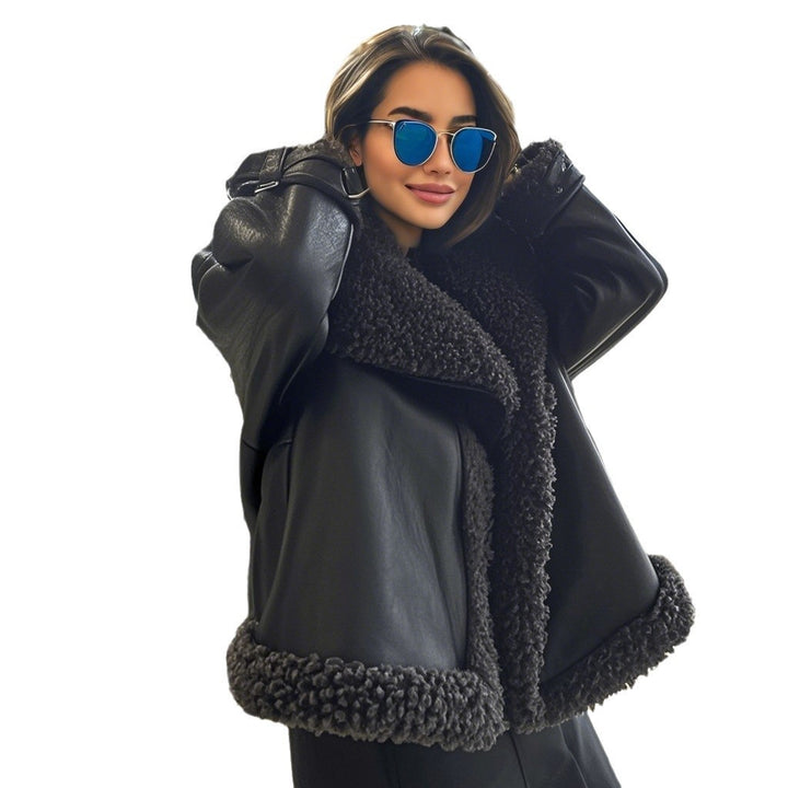 Damen Kurz geschnittene Aviator-Lederjacke mit Teddyfutter, großem Kragen und Oversize-Silhouette Echo Archiv