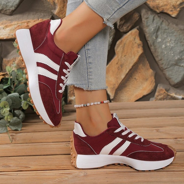 Damen Retro-Running-Sneaker mit Wildlederoptik, profilierter Gumminsohle und gepolstertem Komfortfußbett – Névara