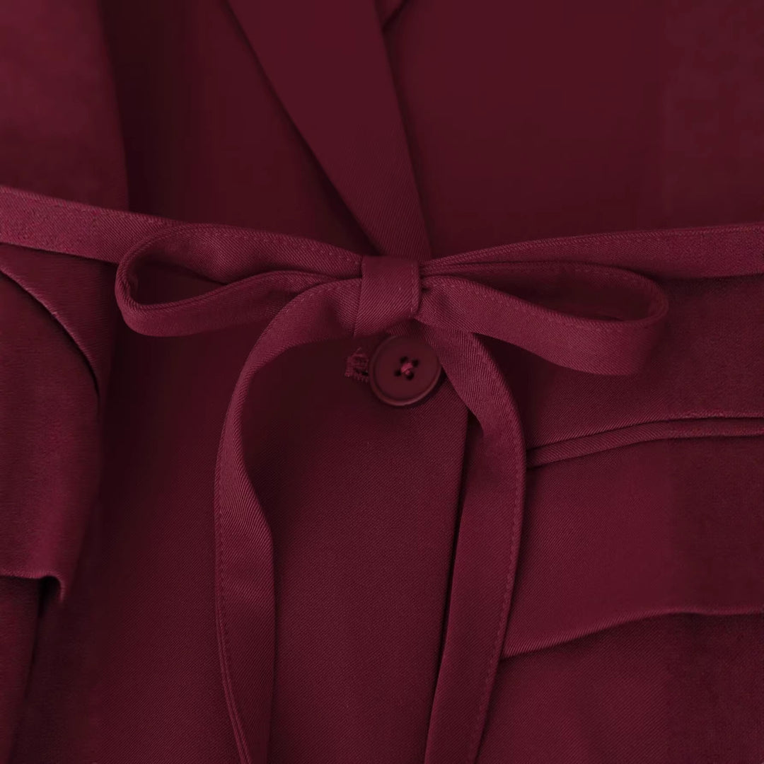 Damen Blazer mit Cut-Out‑Schultern, Taillengürtel und Pattentaschen Echoarchiv