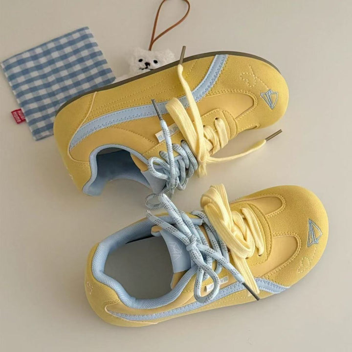 Damen Retro Pastell‑Sneaker mit Veloursoptik, gepolstertem Komfortfußbett und Herz‑Patch – Névara