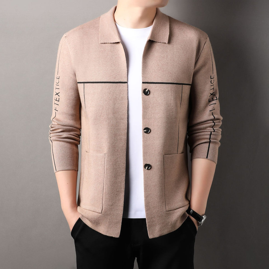 Herren modische Strickjacke mit hohem Kragen und eleganten Knöpfen Echoarchiv