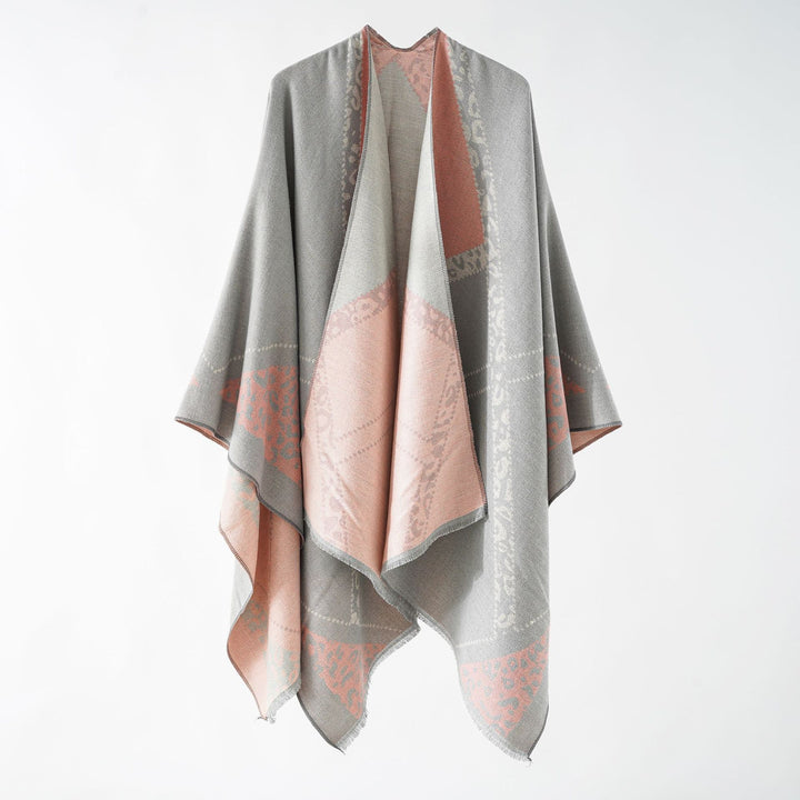 Damen Großer Double-Face Jacquard-Umhang mit Animal-Patch und feinem Fransensaum – Célinea
