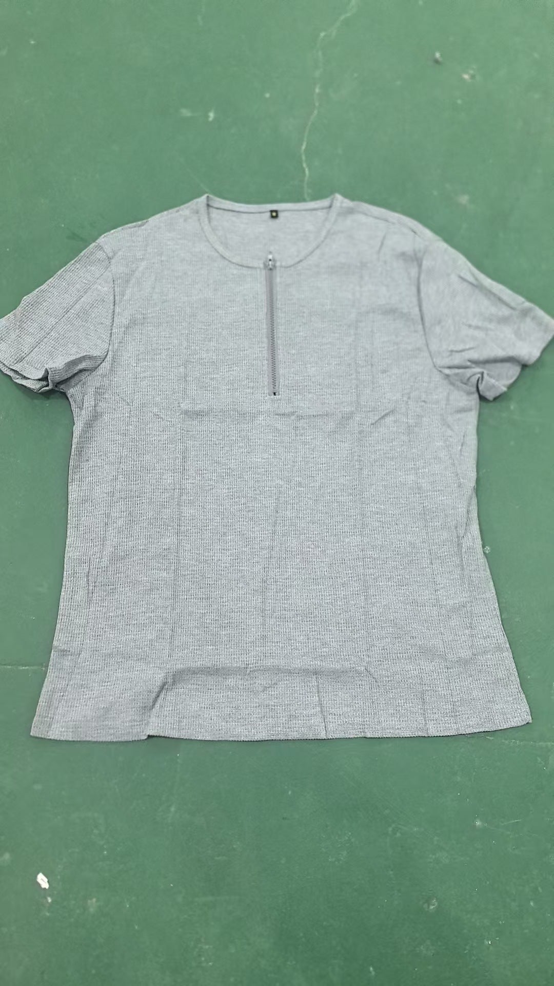 Herren Kurzarmshirt mit strukturiertem Gewebe und halbem Reißverschluss Echoarchiv