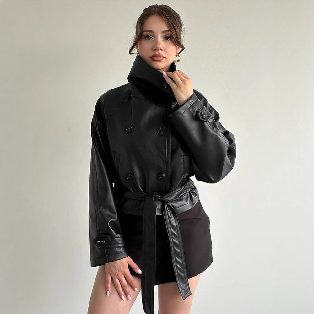 Damen Taillierte Kurzblouson‑Jacke aus Lederimitat mit hohem Stehkragen und Bindegürtel Echoarchiv