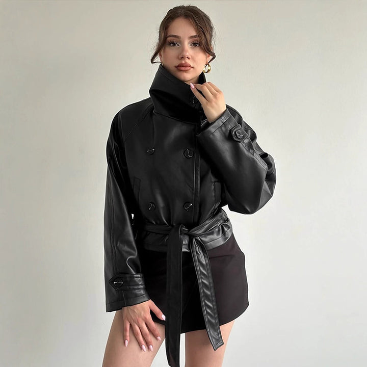 Damen Taillierte Kurzblouson‑Jacke aus Lederimitat mit hohem Stehkragen und Bindegürtel Echoarchiv