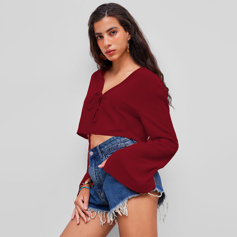 Damen kurzes Bindecrop-Top mit V-Ausschnitt, Knotenbindetail und Glockenärmeln – Avérine