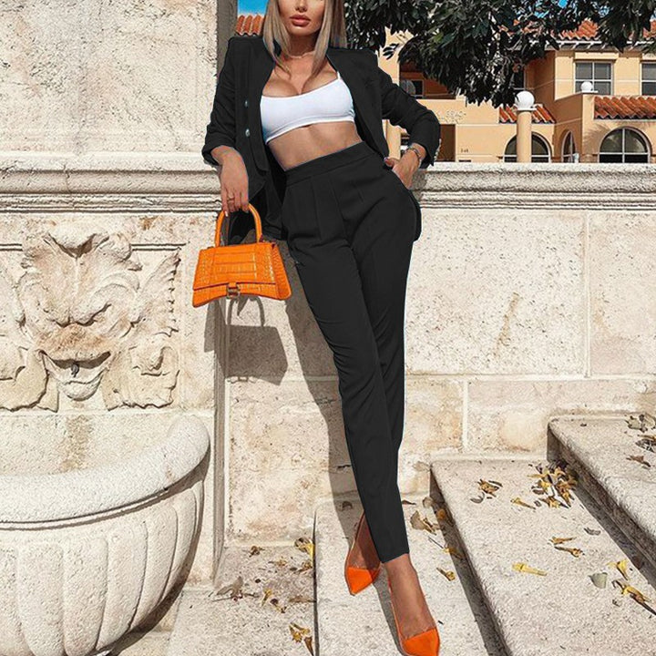 Damen Taillierter Hosenanzug mit tiefem Revers, Slim-Hose und goldenen Zierknöpfen – Avélisse