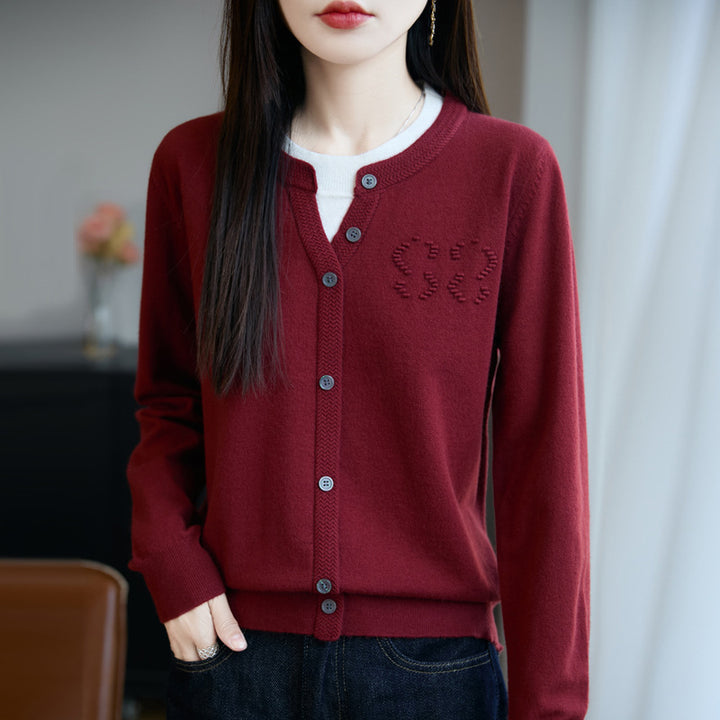 Damen Kurzer Feinstrick-Cardigan mit V‑Schlitzkragen, Rippenblende und dezentem Struktur‑Logo Echoarchiv