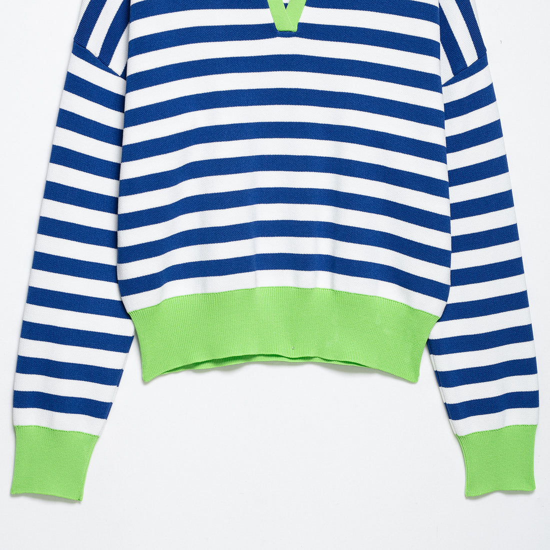 Damen Gestreifter Polo‑Pullover mit V‑Ausschnitt, weitem Rumpf und kontrastierenden Bündchen Echoarchiv