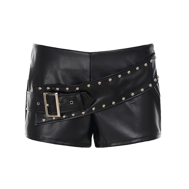 Damen Modische Kunstleder-Shorts mit dekorativen Nieten und ausgefallenem Gürtel Echo Archiv