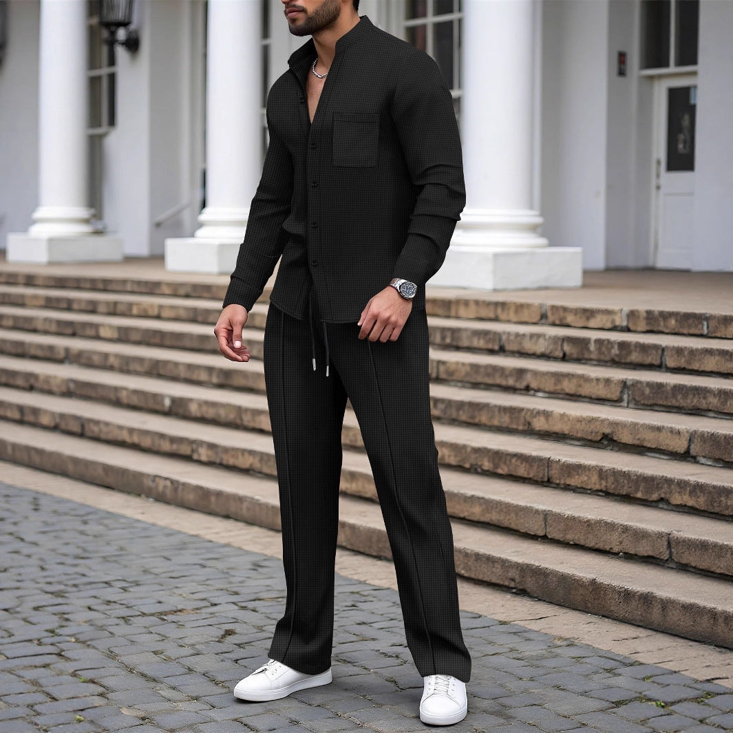 Herren modisches Langarmhemd mit strukturiertem Muster und passender Freizeit-Hose Echoarchiv