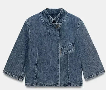 Damen Boxy Cropped Denimjacke mit Mandarin-Kragen, asymmetrischer Knopfblende und Fransenabschluss Echo Archiv
