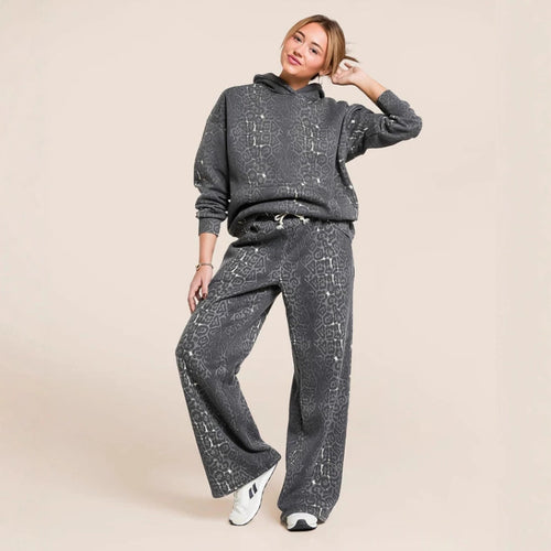 Damen nan zweiteiliges Freizeitset mit Oversize-Kapuzenpullover und weiter Komforthose aus angerautem Sweat mit Animal-Print Echo Archiv
