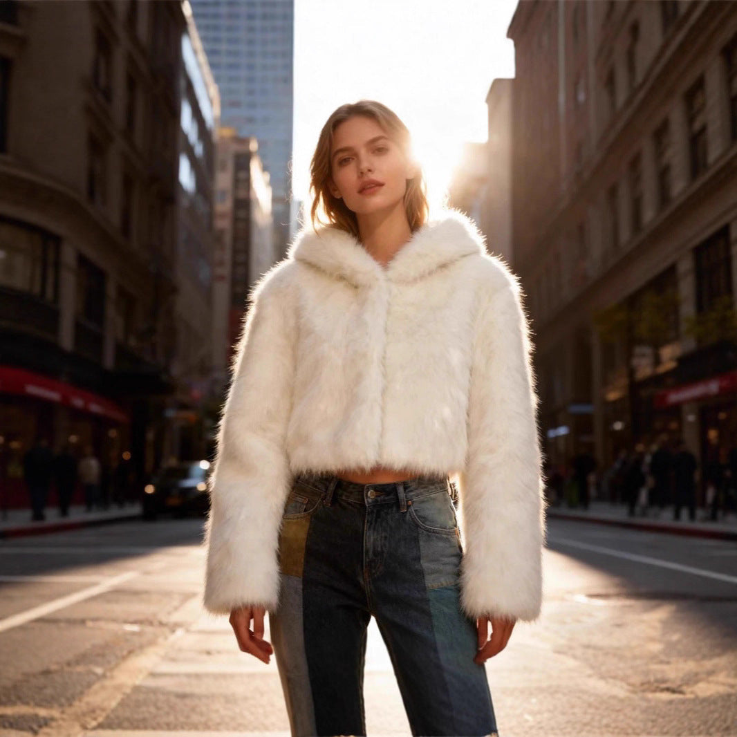 Damen Cropped Kunstpelzjacke mit Kapuze, glatter High‑Pile‑Optik und schmaler Saum Echo Archiv