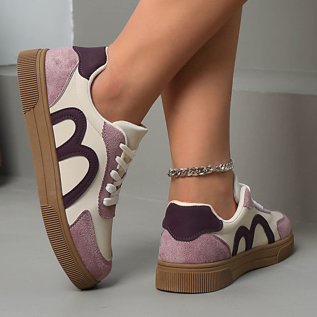 Damen Retro-Sneaker mit Velours‑Overlays, geschwungener Seitenapplikation und profilierter Gummisohle – Névara