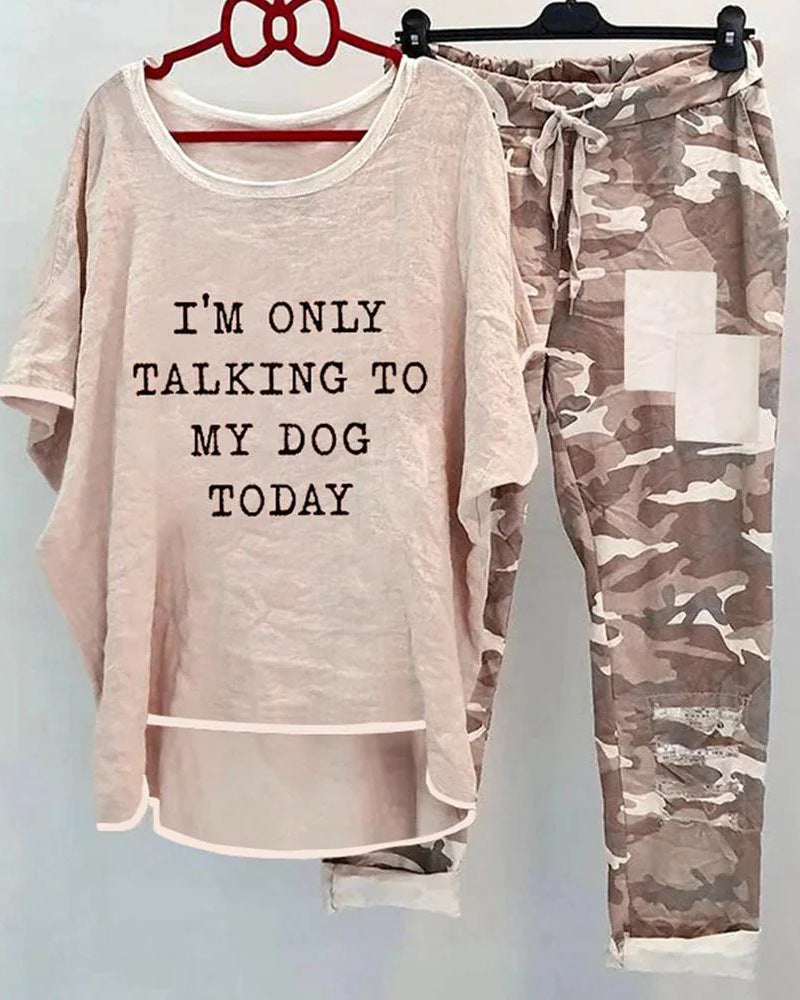 Damen nan weites Freizeit-Set mit Spruchaufdruck, weit geschnittenem Langshirt und Camouflage-Jogginghose Echo Archiv
