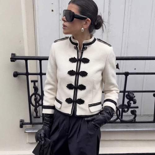 Damen 300+ taillierte Cropped‑Militärblazerjacke mit Stehkragen, Schulterpatten und dekorativen Froschverschlüssen Echo Archiv