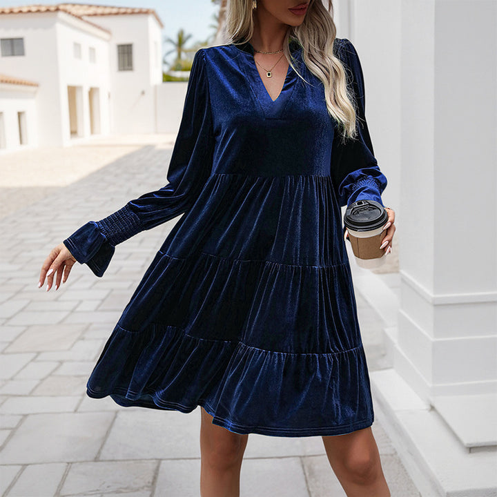 Damen Samt-Stufenkleid mit V-Ausschnitt, gerafften Manschetten und A-Linien-Schnitt – Élara