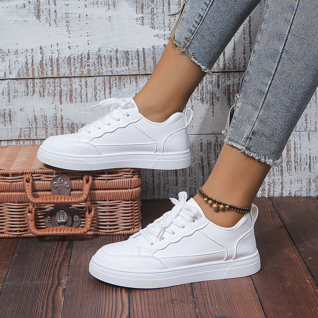 Damen Plateau‑Sneaker mit minimalistischer Lederoptik und gepolstertem Komfortfußbett – Névara