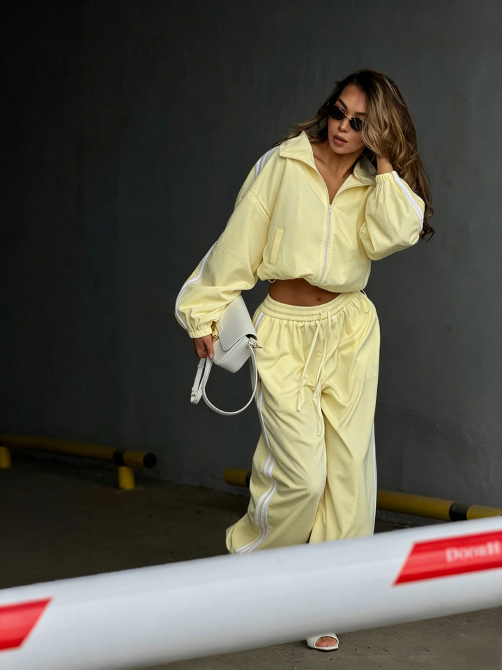 Damen Oversized kurz geschnittene Trainingsjacke und taillenhohe Jogginghose Set mit Seitenstreifen – Avérine